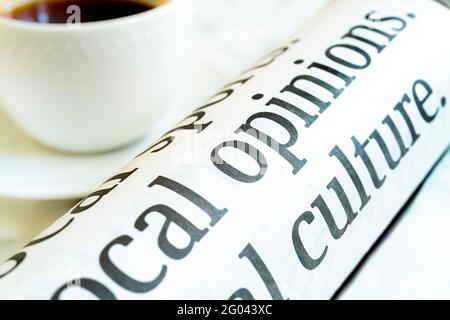 Am Morgen rollte man eine Tasse Kaffee auf das Papier. Stockfoto