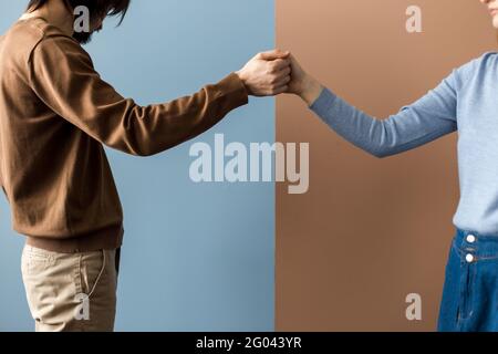 Zwei Hände werden mit den Fingerspitzen in einem Schloss auf verschiedenen Hintergründen gehalten. Stockfoto