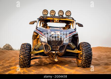 Sharjah, VAE, 16.01.2021. Moderner Dünenbuggy mit Blick auf die helle Bar, geparkt auf Sand in der Wüste, Fossil Rock. Stockfoto