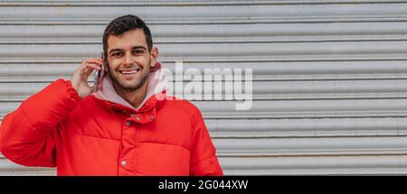 junger Mann telefonieren mit dem Handy Stockfoto