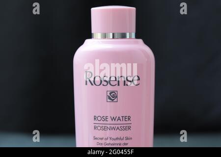 BERLIN, DEUTSCHLAND - 30. Mai 2021: Nahaufnahme einer Flasche Rosense Rosenwasser, beaut Stockfoto