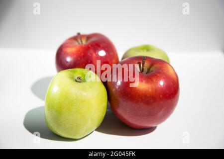 Isolierte Äpfel. Zwei grüne und zwei rote Äpfel isoliert auf weißem Hintergrund Stockfoto