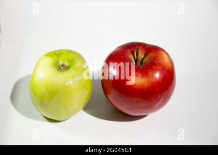 Grüner und roter Apfel isoliert auf weißem Hintergrund mit Ausschnitt Pfad und glänzende Reflexionen Stockfoto