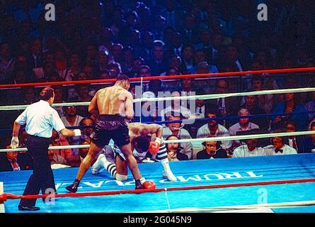 Mike Tyson gegen Michael Spinks im schweren Meisterschaftskampf, bei dem Tyson in der ersten Runde in 91 Sekunden gewann. Stockfoto