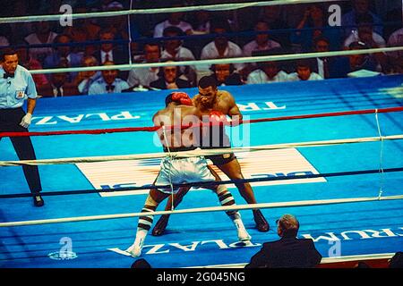 Mike Tyson gegen Michael Spinks im schweren Meisterschaftskampf, bei dem Tyson in der ersten Runde in 91 Sekunden gewann. Stockfoto