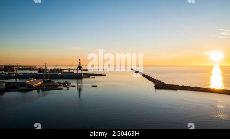 Sonnenaufgang über dem Mittelmeer bei Sète an einem Sommermorgen, in Hérault, in der französischen Region von Eklat Stockfoto