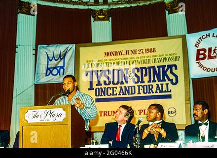 Pressekonferenz zu Mike Tyson gegen Michael Spinks Titelkampf in der Schwergewichtsmeisterschaft, bei dem Tyson in 91 Sekunden in der ersten Runde gewann.(L-R),Mike Tyson, Donald Trump, Butch Lewis, Michael Spinkx. Stockfoto