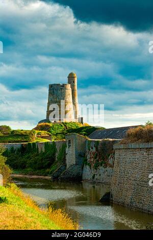 FRANKREICH. MANCHE(50). SAINT-VAAST-LA-HOUGUE. VAUBAN-TURM Stockfoto