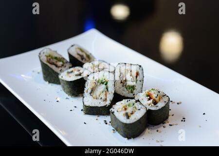 Sushi-Brötchen auf weißem Gericht. Japanisches Essen. Stockfoto