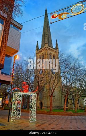 Großbritannien, West Yorkshire, Westwand der Wakefield Cathedral zu Weihnachten Stockfoto