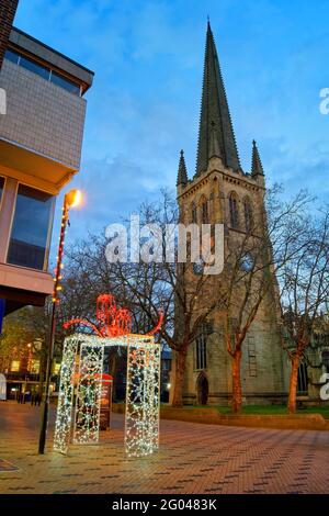 Großbritannien, West Yorkshire, Westwand der Wakefield Cathedral zu Weihnachten Stockfoto