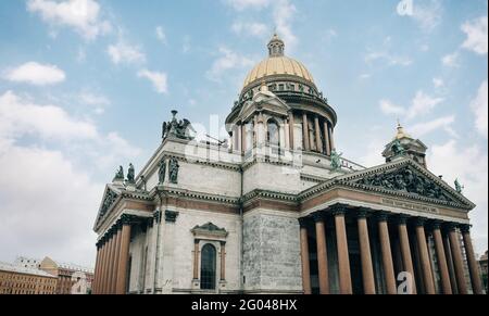 Saint-Petersburg, Russland, 12. August 2020: Isaakskathedrale mit blauem Himmel. Stockfoto