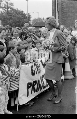 Prinzessin Diana besucht das Boyd Court Guinness Trust Housing Estate, Bracknell, Berkshire. März 1988 Stockfoto