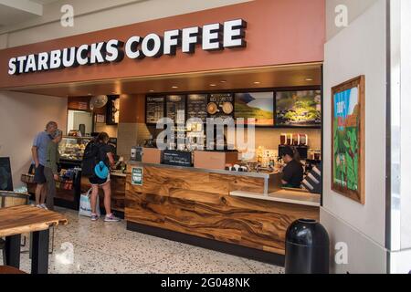 Honolulu, Hawaii. Internationaler Flughafen Daniel K. Inouye. Gäste warten auf ihre Bestellung von Kaffee bei Starbucks am Flughafen. Stockfoto