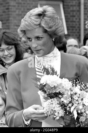 Prinzessin Diana besucht das Boyd Court Guinness Trust Housing Estate, Bracknell, Berkshire. März 1988 Stockfoto