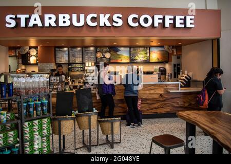 Honolulu, Hawaii. Internationaler Flughafen Daniel K. Inouye. Gäste warten auf ihre Bestellung von Kaffee bei Starbucks am Flughafen. Stockfoto