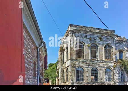 ISTANBUL, Türkei - 27. JULI 2019: Typische Straße und Gebäude in Balat Bezirk in der Stadt Istanbul, Türkei Stockfoto