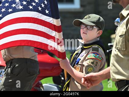 Forty Fort, Usa. Mai 2021. Ein Pfadfinder trägt die amerikanische Flagge während der Memorial Day Parade.EINE Parade findet vom Kingston Pa zum vierzig Fort Friedhof in Forty Fort, PA, statt. Der Memorial Day wurde nach einem Jahr frei wegen der Covid-19-Pandemie abgehalten. Danach wurde auf dem Friedhof eine Gedenkfeier abgehalten. Kredit: SOPA Images Limited/Alamy Live Nachrichten Stockfoto