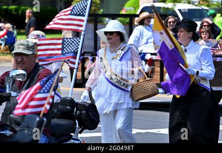 Forty Fort, Usa. Mai 2021. Frauen, die als Suffragettes gekleidet sind, marschieren während der Memorial Day Parade.EINE Parade findet vom Kingston Pa zum vierzig Fort Friedhof in Forty Fort, PA, statt. Der Memorial Day wurde nach einem Jahr frei wegen der Covid-19-Pandemie abgehalten. Danach wurde auf dem Friedhof eine Gedenkfeier abgehalten. Kredit: SOPA Images Limited/Alamy Live Nachrichten Stockfoto