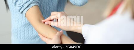 Arzt Pflaster auf Patienten Unterarm in der Klinik Nahaufnahme Stockfoto
