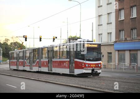 PRAG, TSCHECHISCHE REPUBLIK - 23. Mai 2021: Straßenbahn Tatra KT8D5 Linie 39 in der Nähe von Ohrada in Prag. Stockfoto