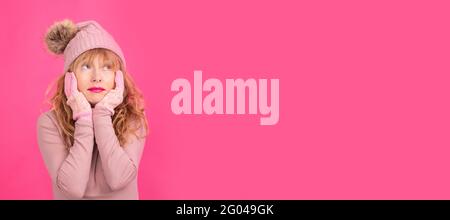 Nachdenkliche Erwachsene Frau trägt warme Kleidung isoliert auf dem Hintergrund Stockfoto