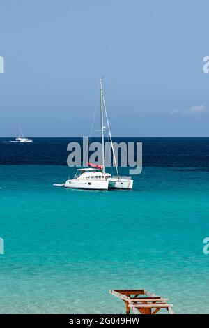 FUERTEVENT, SPANIEN - 26. Mai 2021: Formentera, Spanien: 2021 Mein 26: Boote, die an der Küste des Strandes von Ses Illetes in Formentera, Balearen, in Spa festgemacht sind Stockfoto