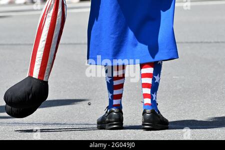 Forty Fort, Usa. Mai 2021. Eine in amerikanischen Flaggen gekleidete Frau trägt eine Onkel-Sam-Puppe bei der Memorial Day Parade.EINE Parade findet von Kingston Pa zum vierzig-Fort-Friedhof in Forty Fort, PA, statt. Der Memorial Day wurde nach einem Jahr frei wegen der Covid-19-Pandemie abgehalten. Danach wurde auf dem Friedhof eine Gedenkfeier abgehalten. (Foto von Aimee Dilger/SOPA Images/Sipa USA) Quelle: SIPA USA/Alamy Live News Stockfoto