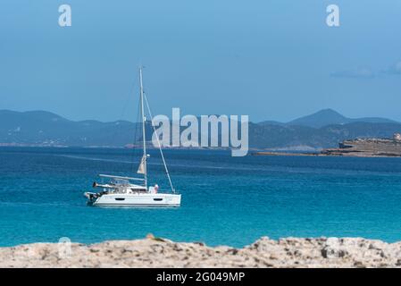 FUERTEVENT, SPANIEN - 26. Mai 2021: Formentera, Spanien: 2021 Mein 26: Boote, die an der Küste des Strandes von Ses Illetes in Formentera, Balearen, in Spa festgemacht sind Stockfoto