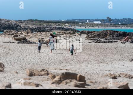 FORMENTERA, SPANIEN - 26. Mai 2021: Formentera, Spanien: 2021 Mein 26: Menschen an der Küste des Strandes von Ses Illetes in Formentera, Balearen in Spanien. Stockfoto