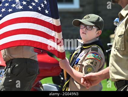 Forty Fort, Usa. Mai 2021. Ein Pfadfinder trägt die amerikanische Flagge während der Memorial Day Parade.EINE Parade findet vom Kingston Pa zum vierzig Fort Friedhof in Forty Fort, PA, statt. Der Memorial Day wurde nach einem Jahr frei wegen der Covid-19-Pandemie abgehalten. Danach wurde auf dem Friedhof eine Gedenkfeier abgehalten. (Foto von Aimee Dilger/SOPA Images/Sipa USA) Quelle: SIPA USA/Alamy Live News Stockfoto