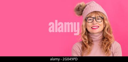 Porträt einer erwachsenen oder älteren blonden Frau isoliert auf dem Hintergrund Stockfoto