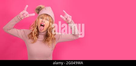 Isolierte ältere Frau mit rebellischer Ausdrucksweise Stockfoto