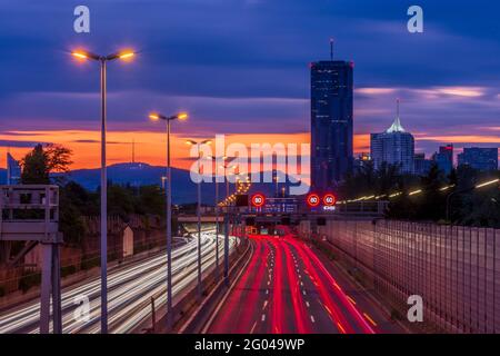 Wien, Wien: Autobahn A22 Donauuferautobahn, leichte Wege von Autos, DC Tower 1, Berg Kahlenberg 22. Donaustadt, Wien, Österreich Stockfoto