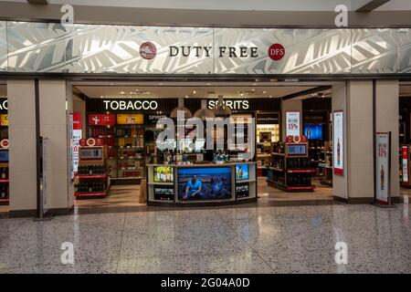 Honolulu, Hawaii. Internationaler Flughafen Daniel K. Inouye. Reisende, die in einem Duty-Free-Shop am Flughafen einkaufen. Stockfoto