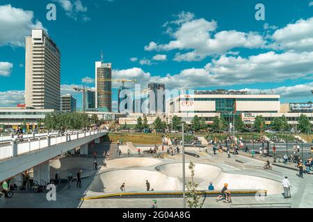 Vilnius, Litauen - 12. Mai 2021: Sportliche Aktivitäten im Freien, Freizeitunterhaltung im Sportplatz White Brigde Stockfoto