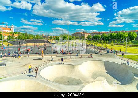 Vilnius, Litauen - 12. Mai 2021: Outdoor-Sportaktivitäten, Freizeitunterhaltung im modernen Sportplatz White Brigde in der Nähe des Flusses Neris in Vilnius Stockfoto