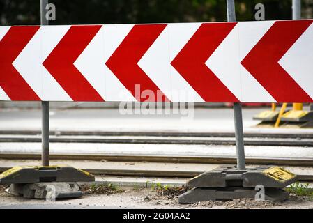 Eine Straßenbarriere, die über Straßenarbeiten informiert. Stockfoto