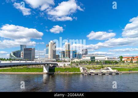 Vilnius, Litauen - 12. Mai 2021: Stadtbild von Vilnius. Neris, Weiße Brücke und Finanzviertel mit Wolkenkratzern Stockfoto