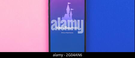 Charkow, Ukraine - 28. Mai 2021: Banner mit der Disney World Handy-App Stockfoto