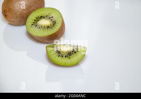 In Stücke geschnittene Kiwi-Früchte kochen weiß Stockfoto