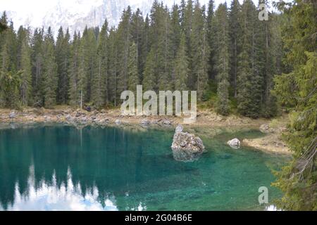 Herrliche Aussicht auf Seen und Bäche in den Dolomiten in den Alpen, Italien Stockfoto