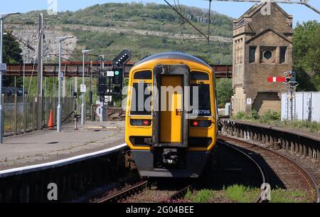 Express-Sprinter der Baureihe 158 mit zwei Wagen, dmu, Einheit 158 796, in nördlicher Lackierung, Abfahrt am Bahnsteig 2 des Bahnhofs Carnforth am Montag, den 31. Mai 2021. Stockfoto