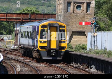 Express-Sprinter der Baureihe 158 mit zwei Wagen, dmu, Einheit 158 796, in nördlicher Lackierung, Ankunft am Bahnsteig 1 des Bahnhofs Carnforth am Montag, den 31. Mai 2021. Stockfoto