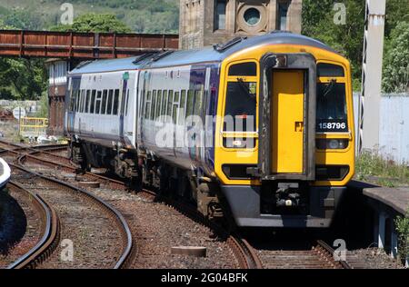 Express-Sprinter der Baureihe 158 mit zwei Wagen, dmu, Einheit 158 796, in nördlicher Lackierung, Ankunft am Bahnsteig 1 des Bahnhofs Carnforth am Montag, den 31. Mai 2021. Stockfoto