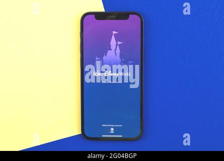 Kharkov, Ukraine - 28. Mai 2021: Meine Disney Experience App, Walt Disney World App auf dem Bildschirm des Apple iPhone 12 mini Stockfoto