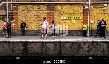 London, Großbritannien; 9. Mai 2018: Menschen warten am Bahnhof. Stockfoto