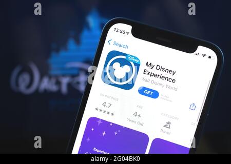 Kharkov, Ukraine - 28. Mai 2021: Meine Disney Experience App im App Store auf dem Hintergrund des Disney-Logos Stockfoto