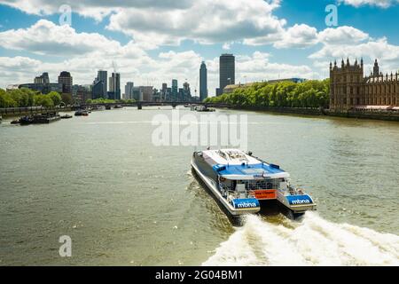 London, Großbritannien; 10. Mai 2018: Boot fährt die Themse hinauf Stockfoto