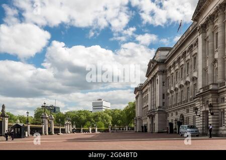 London, Großbritannien; 10. Mai 2018: Vor dem Buckingham Palast Stockfoto